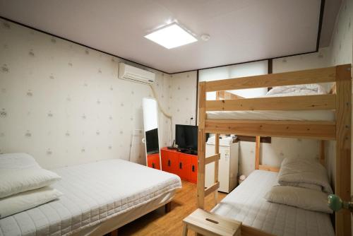 Tempat tidur susun dalam kamar di Suncheon Namu Guesthouse