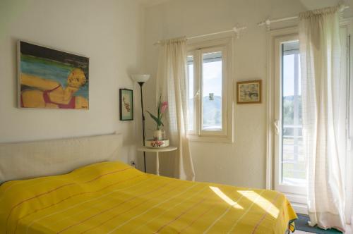 ハニオティスにあるBlue Horizon 2 in Chalkidikiのベッドルーム1室(黄色いベッド1台、窓付)