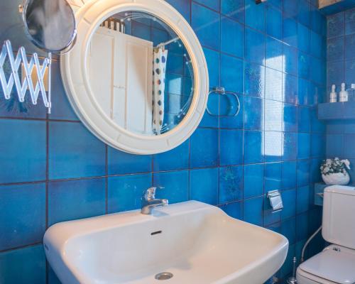 ハニオティスにあるBlue Horizon 2 in Chalkidikiの青いタイル張りのバスルーム(シンク、鏡付)
