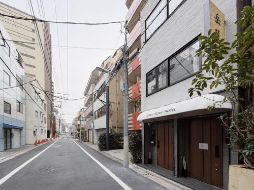 ROKU GRKU2 Newly Renovated Japanese-Modern Duplex, 3 Bedrooms, 2 King Beds and 3 Single Beds, 2 Showers and 2 Toilets, 5 Min to Iriya, Sleeps 7hs