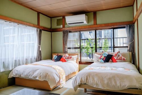 Habitat Imazato Entire 3-Story House 3BR for 10 Near Namba Bikes Included