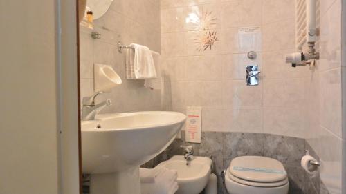 Un baño pequeño con lavabo e inodoro. en Hotel Città Studi, en Milán