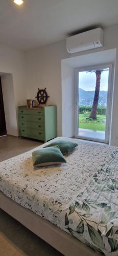 ein Schlafzimmer mit einem großen Bett und einem Fenster in der Unterkunft Villa Razeto in Zoagli