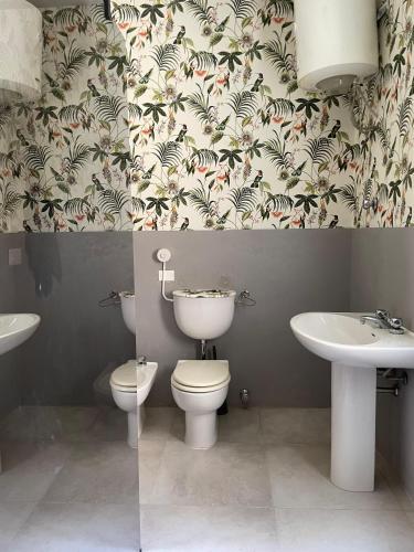 ein Badezimmer mit Toilette und Waschbecken in der Unterkunft Sa Spillunca Experience in Làconi