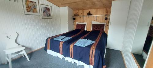 a bedroom with a large bed in a room at Gæstehus Stillinge Strand in Stillinge Strand