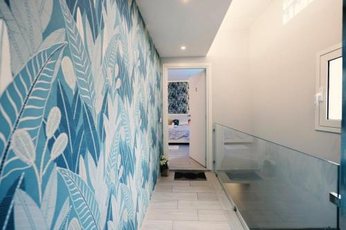 a hallway with a blue and white patterned wall at La casa di Penelope in Catania