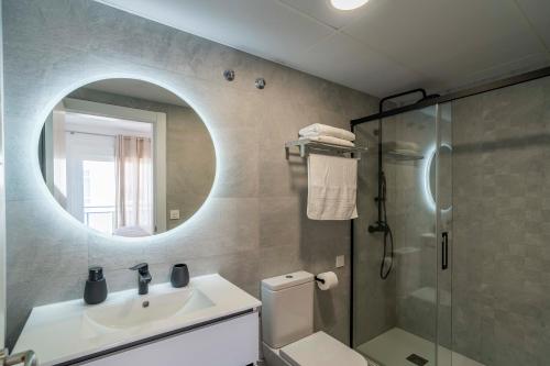 Casa Faro, Apartment with private rooftop terrace, 5 minutes from La Viborilla beach, Benalmádena