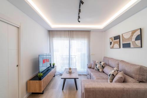 Casa Faro, Apartment with private rooftop terrace, 5 minutes from La Viborilla beach, Benalmádena