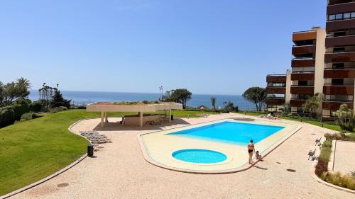 Ocean view one bedroom apartment with garage and swimming pool in Costa da Guia
