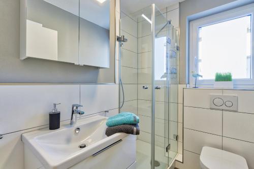 a bathroom with a sink and a shower at Sali Homes - Wahnfried No 1 City Apartment Balcony in Bayreuth
