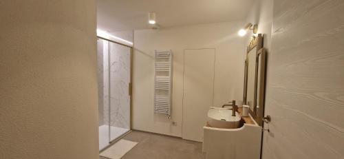 ein weißes Badezimmer mit Waschbecken und Spiegel in der Unterkunft Villa Razeto in Zoagli