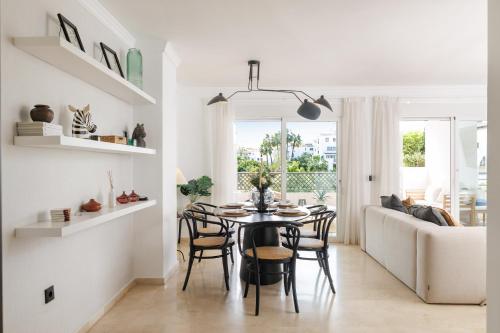 MARBELLA BANUS SUITES - Banús - Terrazas de Banús Urb- Premium 2BR - 2BA - Redecorated - Brand-New Furniture - Outdoor Terrace - Heart of Puerto Banús - Steps from Marina, Beach & El Corte Ing Luxury Shopping - Pools & Garden Solarium- Ideal for Families