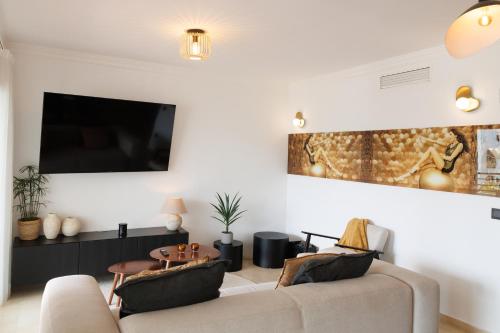 MARBELLA BANUS SUITES - Banús - Terrazas de Banús Urb- Premium 2BR - 2BA - Redecorated - Brand-New Furniture - Outdoor Terrace - Heart of Puerto Banús - Steps from Marina, Beach & El Corte Ing Luxury Shopping - Pools & Garden Solarium- Ideal for Families