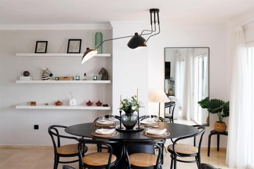 MARBELLA BANUS SUITES - Banús - Terrazas de Banús Urb- Premium 2BR - 2BA - Redecorated - Brand-New Furniture - Outdoor Terrace - Heart of Puerto Banús - Steps from Marina, Beach & El Corte Ing Luxury Shopping - Pools & Garden Solarium- Ideal for Families