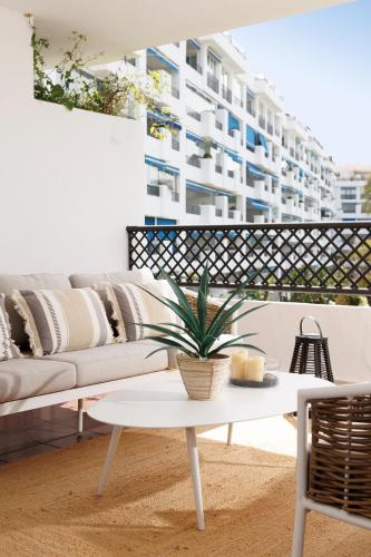 MARBELLA BANUS SUITES - Banús - Terrazas de Banús Urb- Premium 2BR - 2BA - Redecorated - Brand-New Furniture - Outdoor Terrace - Heart of Puerto Banús - Steps from Marina, Beach & El Corte Ing Luxury Shopping - Pools & Garden Solarium- Ideal for Families