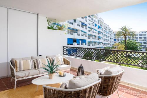 MARBELLA BANUS SUITES - Banús - Terrazas de Banús Urb- Premium 2BR - 2BA - Redecorated - Brand-New Furniture - Outdoor Terrace - Heart of Puerto Banús - Steps from Marina, Beach & El Corte Ing Luxury Shopping - Pools & Garden Solarium- Ideal for Families