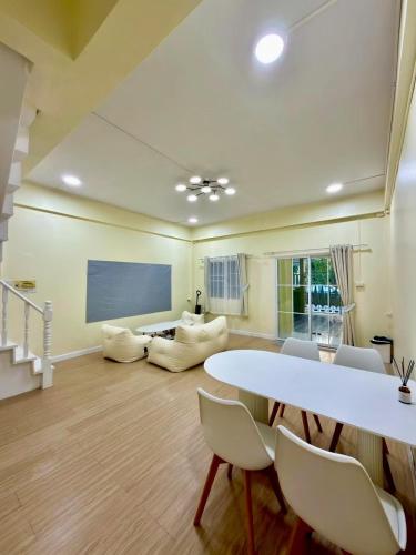 a living room with a white table and chairs at Caesar's Corner 3 Bedroom House in Ban Lak Roi