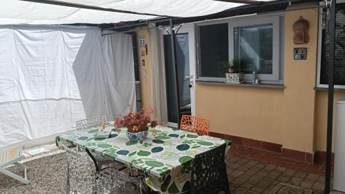 a table with a green and white table cloth at Casa in giardino in Piombino