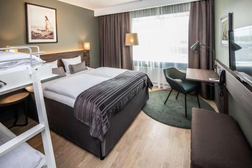 ein Hotelzimmer mit Bett und Schreibtisch in der Unterkunft Scandic Kolding in Kolding