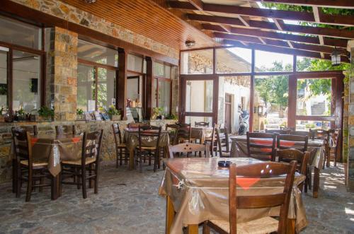 Reštaurácia alebo iné gastronomické zariadenie v ubytovaní Platanos Rooms
