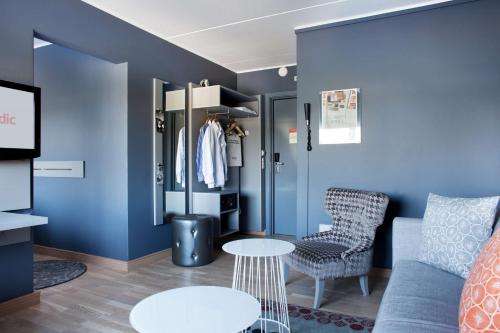 ein Raum mit blauen Wänden und einem Tisch und einem Stuhl in der Unterkunft Scandic Kolding in Kolding