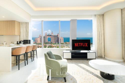 LUX Iconic Views at The Palm Tower Suite 4