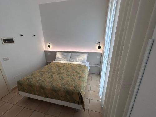 a small bedroom with a bed in a room at La Conchiglia in Sperlonga