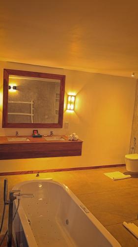 Un baño de Kings Pavilion Luxury Hotel
