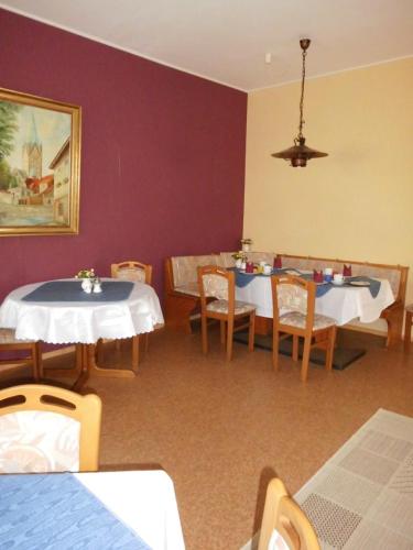 Ein Restaurant oder anderes Speiselokal in der Unterkunft Hotel Garni am Heuberg 