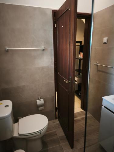 a bathroom with a toilet and a sink at Quinta do Medronhal Faro - casas de férias medronhal in Faro
