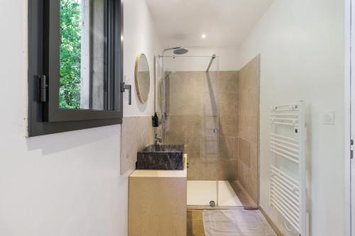 a bathroom with a sink and a mirror at Cabane Spa - Noyers - Proche Sarlat in Jayac