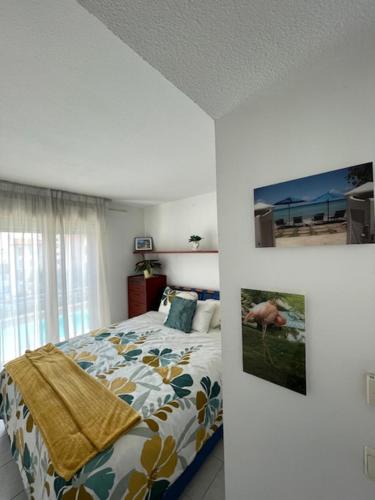 a bedroom with a bed and a picture of the ocean at Dolce Vita à Nice in Nice