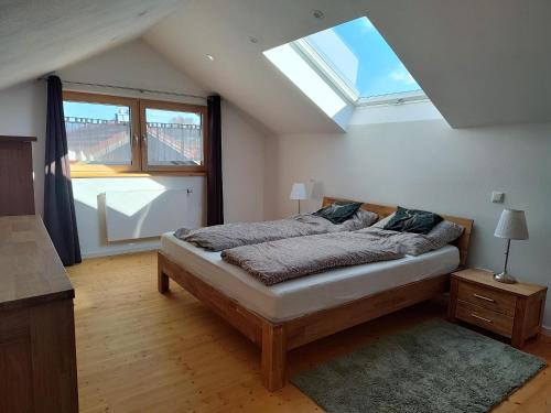 a bedroom with a bed with a skylight at Ferienwohnung Landliebe in Reichertsried