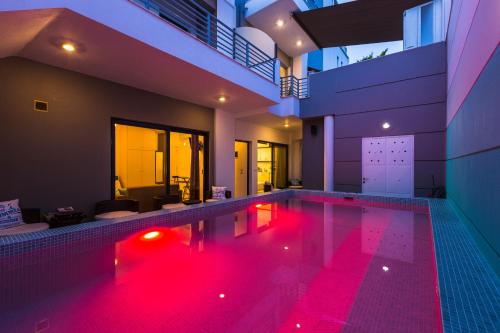 Bazén v ubytovaní Rethymno Hills Apartments alebo v jeho blízkosti