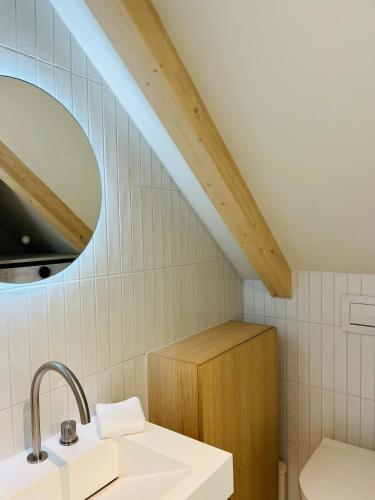 ein Badezimmer mit Waschbecken und Spiegel in der Unterkunft Casa Maja in Vis
