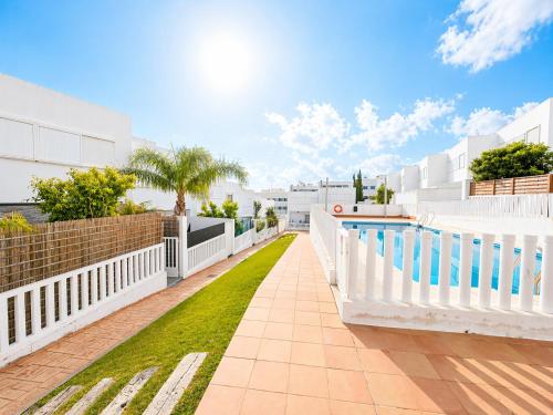 an image of a swimming pool on top of a building at Apartamento Luna en Conil in Conil de la Frontera