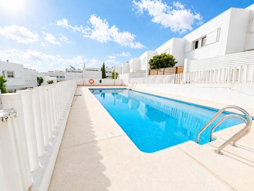 a swimming pool in front of a white building at Apartamento Luna en Conil in Conil de la Frontera