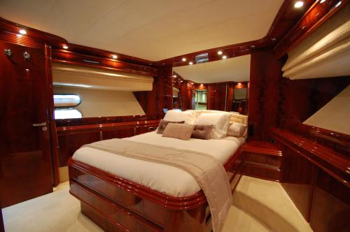 Ένα ή περισσότερα κρεβάτια σε δωμάτιο στο Motor Yacht Dandy