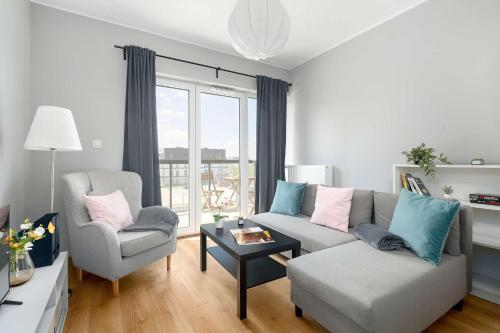 Bright Apartment in Poznań with Parking, Balcony and Desk by Noclegi Renters