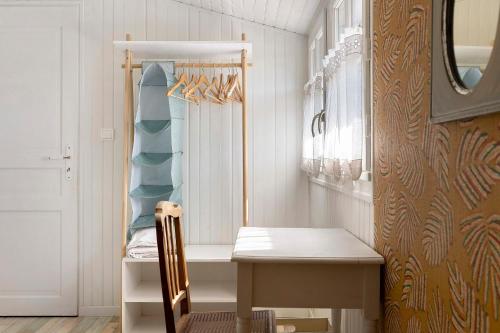a small room with a table and a bath tub at Le Grand Pré du Clos Champêtre in Longué