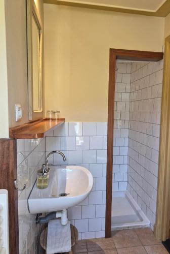 a bathroom with a sink and a bath tub at Goute la vie in Marchamp