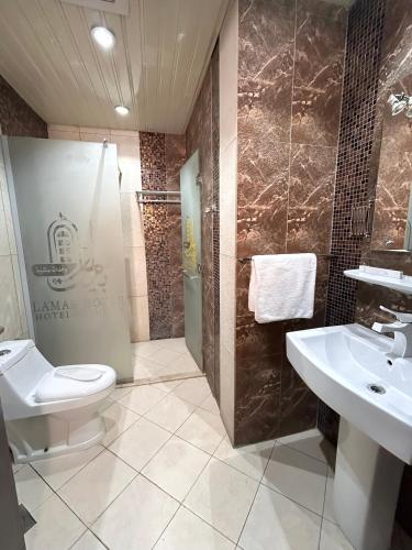 a bathroom with a toilet and a sink at بيت لمار 3 للشقق المخدومه in Riyadh