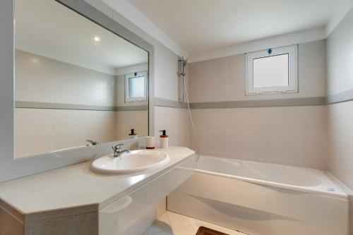 Sun Flower Apartment by Holiday Rental Madeira