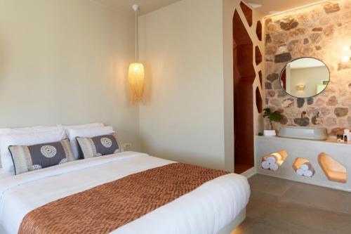 Rúm í herbergi á Aeon Suites - Adults Only by Mr and Mrs White