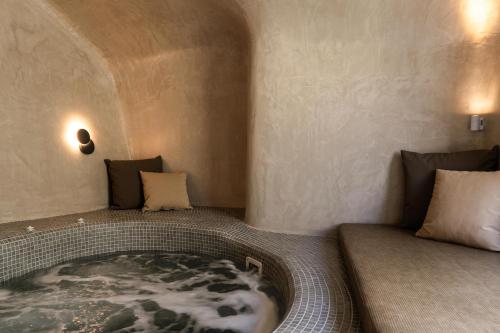 ein Whirlpool in einem Zimmer mit zwei Kissen in der Unterkunft Aeon Suites - Adults Only by Mr and Mrs White in Pirgos