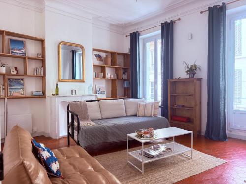 a living room with a couch and a coffee table at Superbe appartement spacieux, calme, central in Toulon
