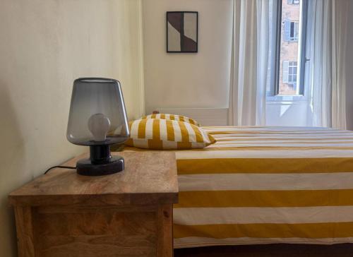 a bedroom with a bed with a lamp on a table at Superbe appartement spacieux, calme, central in Toulon