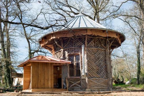 a small tree house with a roof at Magnifique kiosque verdoyant in Semur-en-Auxois