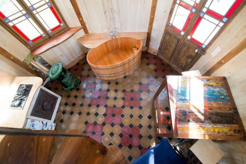 an overhead view of a large wooden tub in a room at Magnifique kiosque verdoyant in Semur-en-Auxois