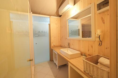 a bathroom with a sink and a mirror at Sakli Gol Evleri in Karacaören
